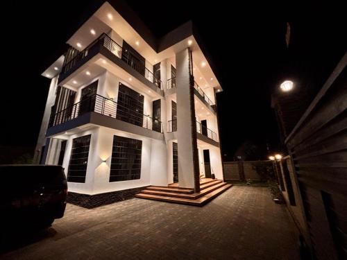 The Woodstone Lake Duluti Retreat in Nkunjila