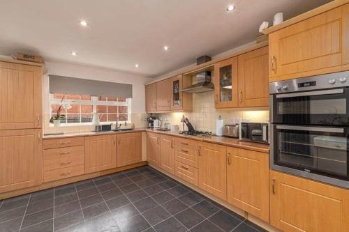 廚房, Spacious 5-Bed Detached House, Sleeps 10, Parking in 德斯伯勒