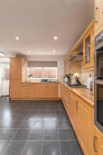廚房, Spacious 5-Bed Detached House, Sleeps 10, Parking in 德斯伯勒