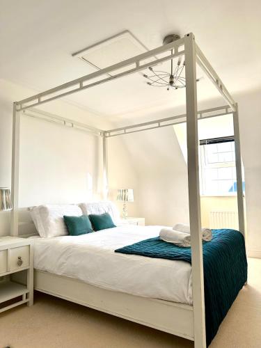 Spacious 5-Bed Detached House, Sleeps 10, Parking in 德斯伯勒