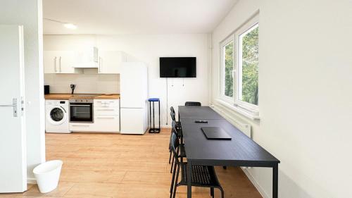 Neue Monteurwohnungen mit Kuche, Wifi, Parkplatze, TV, Balkon, Supermarkt in der Nahe - Schraplau