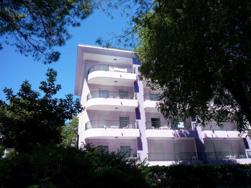 Bright studio accommodation-Beahost
