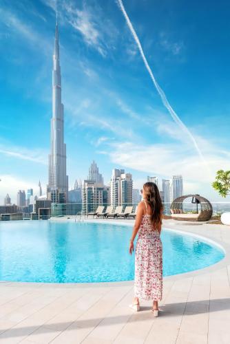 GYL Holiday Homes I Luxury Retreat Apt with Burj Khalifa Pool View I Near Dubai Mall, Дубай (фото 2)