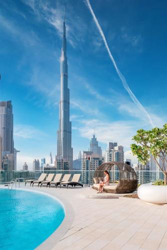 GYL Holiday Homes I Luxury Retreat Apt with Burj Khalifa Pool View I Near Dubai Mall, Дубай