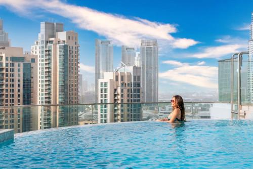 GYL Holiday Homes I Luxury Retreat Apt with Burj Khalifa Pool View I Near Dubai Mall, Дубай (фото 3)