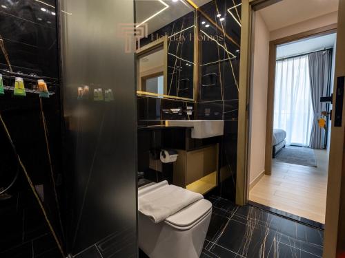 Modern 2-Bedroom Apartment in JVC | Sleek Comfort, Дубай (фото 3)