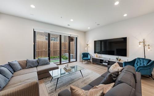 Spacious 4-bed townhouse with parking, Londres