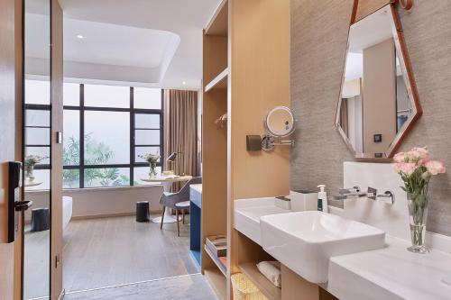 room detail thumbnail 2