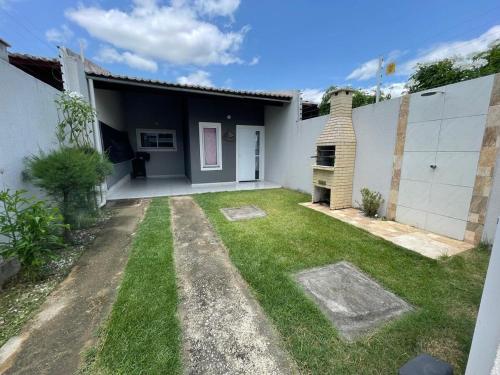 Ancuri retreat with backyard and barbecue area in Pacatuba