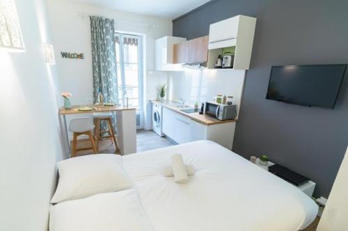 Gratte-Ciel Studio Entièrement Rénové et Coquet Prêt-à-Vivre !