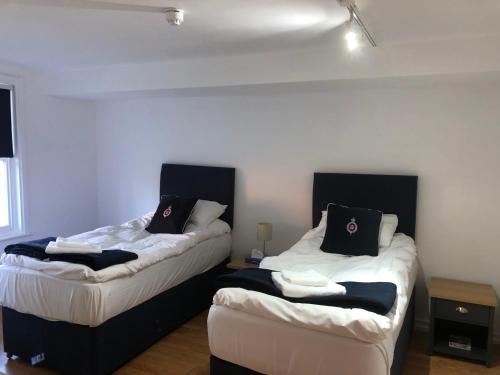 2 twin beds