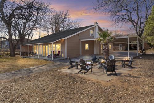 . Lakefront Sweetwater Home with Patio and Fire Pit