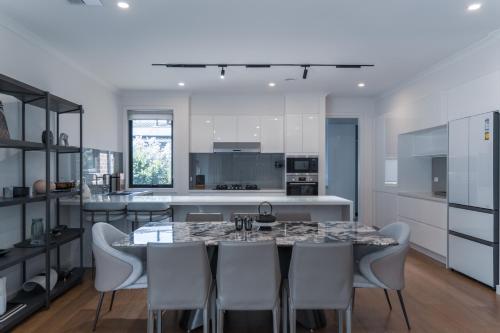 Luxury 4BR w Modern Kicthen & fantastic location in 萬提那