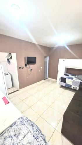 Kitnet espaçosa próxima da praia – khách sạn tại Enseada
