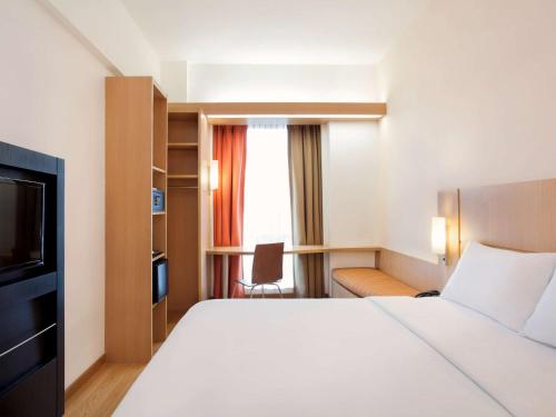 IBIS BANDUNG TRANS STUDIO Room Type - Standard Queen Room