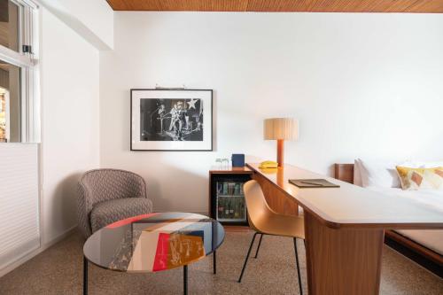 room detail thumbnail 1