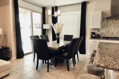 Westside El Paso Modern Retreat! in 桑蘭帕克區