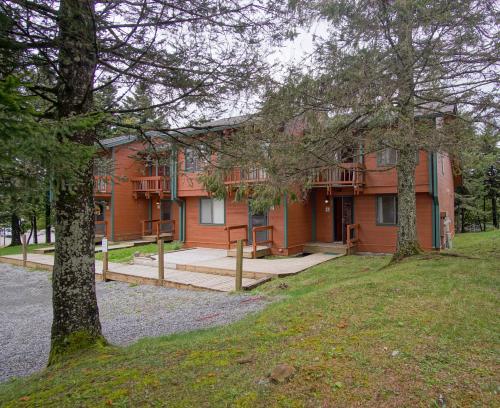 Exterior view, Powder Monkey 4: 2 Bedrooms Plus Sleeping Loft, 2 Full Baths: Slope Side in Snowshoe (WV)