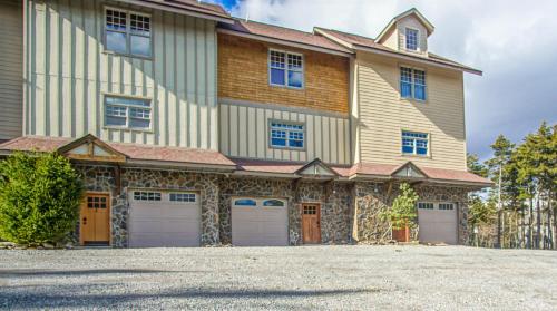 Exterior view, Shays Landing #6: 4 Bedrooms, 45 Bath: Pvt Hot Tub, Slope Side in Snowshoe (WV)