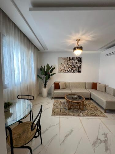 Superbe appartement a ain zaghouen - proche aéroport – khách sạn tại El Aouina