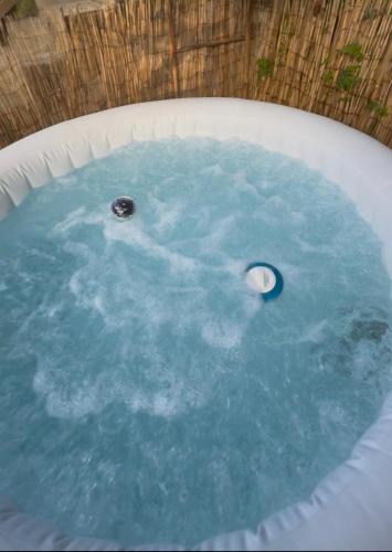 Karsto avotu baseins, LIGHTUAL - Appartement jacuzzi privatif - 6 pers - calme - sans vis a vis - 2 ch et 1 mezzanine - 2  in Gros-Morne