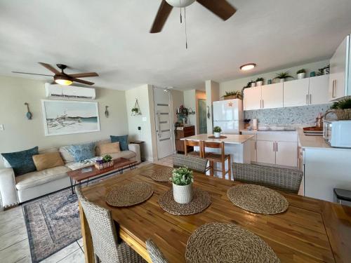 True Beachfront Oasis with Amazing Views 2BR 2BA Sleeps 6 in ลูกิโย