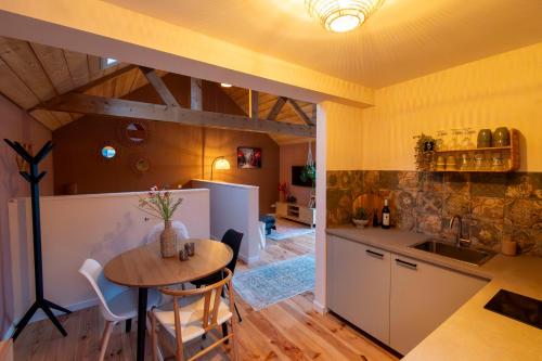 Houten B&B met keuken en tuin, vlakbij Bergen op Zoom – khách sạn tại Noordgeest