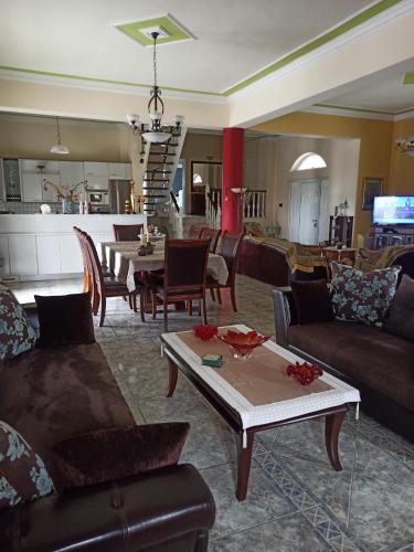 Villa Aphrodite in พีร์กอส