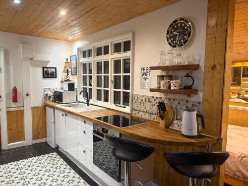 virtuve, Cuckoo Cabin, Tyn Y Cwm in Furnace (Machynlleth)