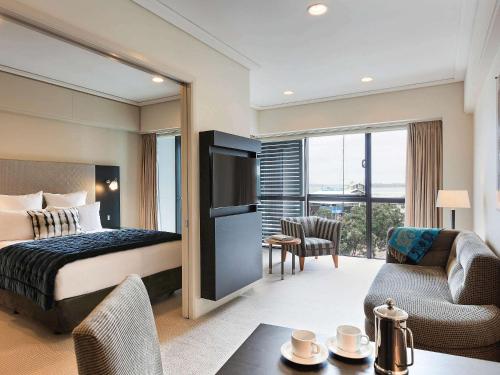 One-Bedroom Queen Suite with Marina View image 5
