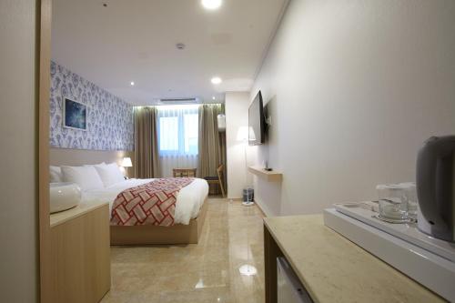 Standard Double Room image 10