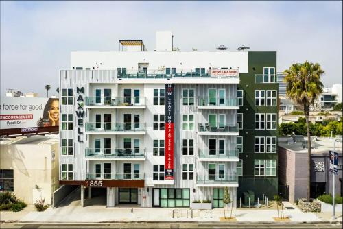 Penthouse Corner 3 Bedroom Condo With Large Private Balcony And Parking - Los Angeles
