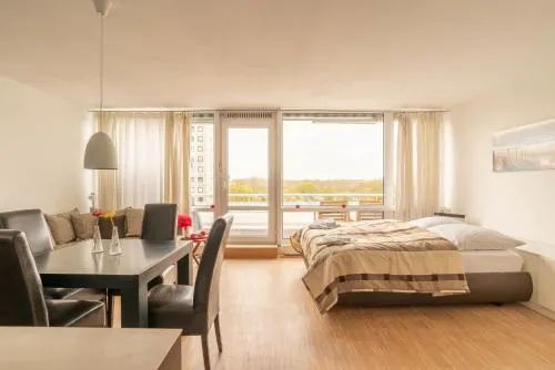 Sonnenanbeter in Strande, Deutschland