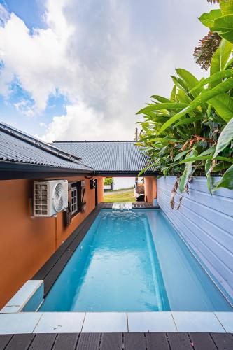 Villa Sofaia a sainte-rose, 9 pers, 3 chambres, vue mer et montagne, piscine privee in Sainte Rose