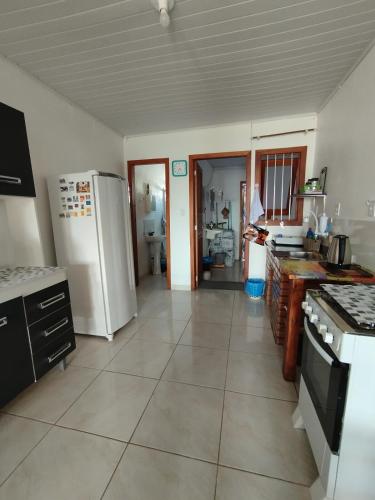 Casa a 600 metros do mar, simples e completa in Cidreira