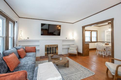 Charming Renovated Home in Lakewood in Lakewood (OH)