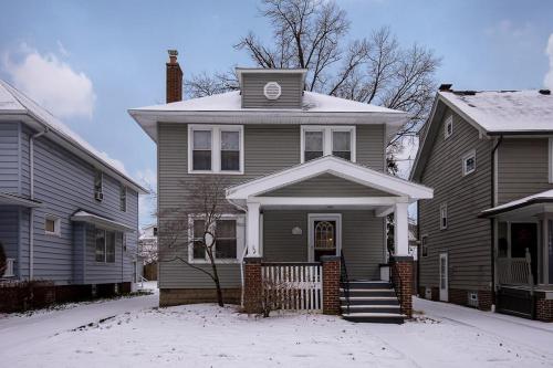 Charming Renovated Home in Lakewood in Lakewood (OH)