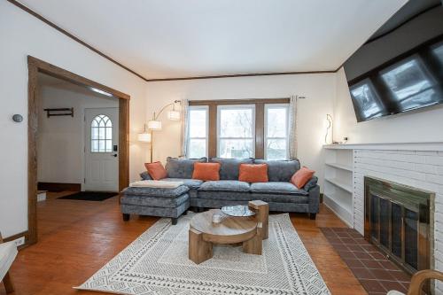 Charming Renovated Home in Lakewood in Lakewood (OH)