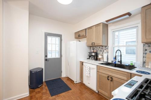 Charming Renovated Home in Lakewood in Lakewood (OH)