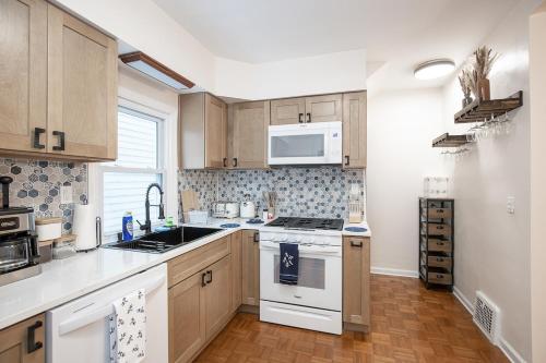 Charming Renovated Home in Lakewood in Lakewood (OH)