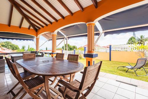 Villa Sofaia a sainte-rose, 9 pers, 3 chambres, vue mer et montagne, piscine privee in Sainte Rose