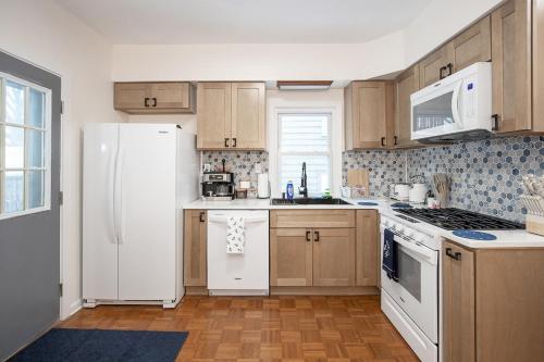 Charming Renovated Home in Lakewood in Lakewood (OH)