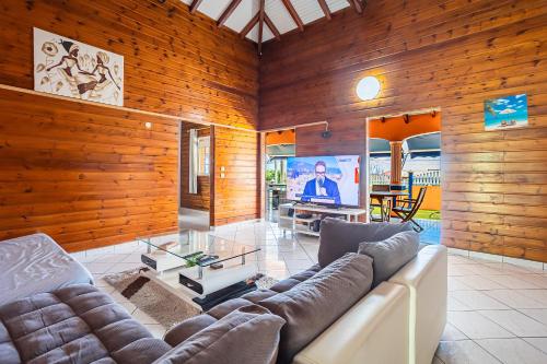 Villa Sofaia a sainte-rose, 9 pers, 3 chambres, vue mer et montagne, piscine privee in Sainte Rose