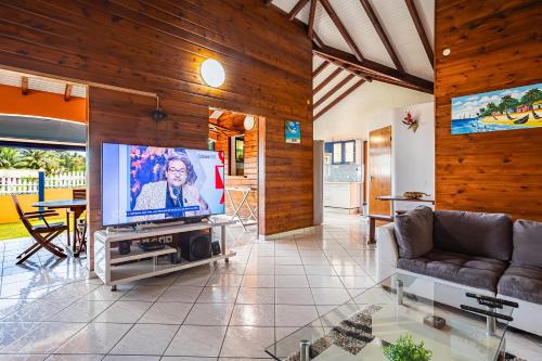 Villa Sofaia a sainte-rose, 9 pers, 3 chambres, vue mer et montagne, piscine privee in Sainte Rose