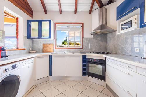 Villa Sofaia a sainte-rose, 9 pers, 3 chambres, vue mer et montagne, piscine privee in Sainte Rose