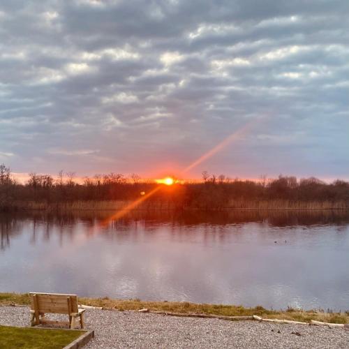 View, Quiet Riverside Stopover by the Shannon, Perfect for Work Stays and Weekend Breaks in Rooskey