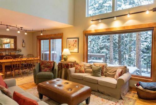 3 BDR Mountain Home with Hot Tub Minutes to Lifts – khách sạn tại Warrior's Mark