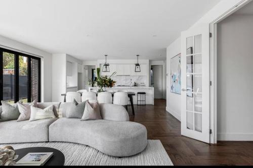 Facilities, Luxury Four Bedroom Family Retreat in Camberwell Melbourne in Camberwell