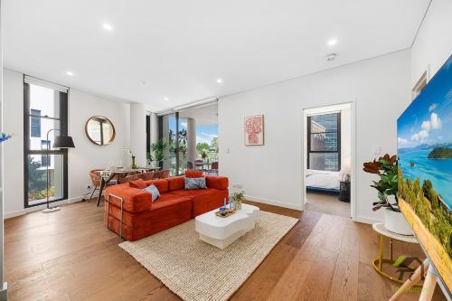 Zetland Spacious 3 Bedroom Apartment Near East Village Shopping Mall, Train Station and Airport in Zetland