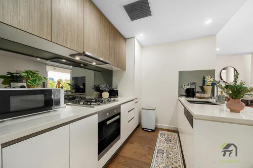 Zetland Spacious 3 Bedroom Apartment Near East Village Shopping Mall, Train Station and Airport in Zetland